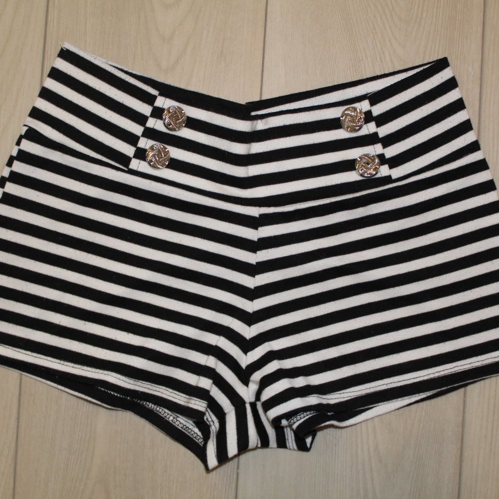 Black and White Shorts [L]